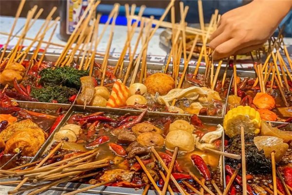 来串街边串串香