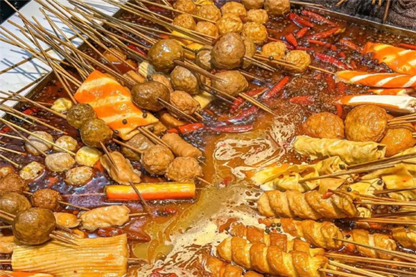 来串街边串串香