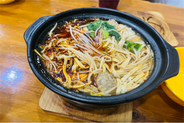 闺米云南过桥米线