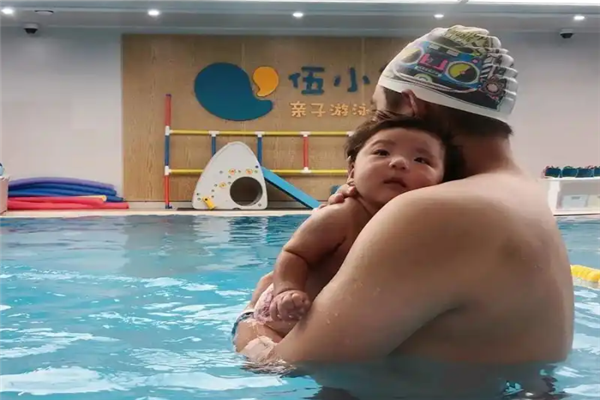 伍小鱼亲子游泳中心