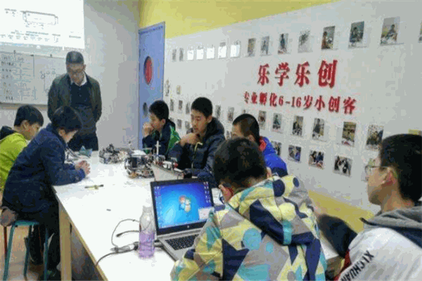 乐学乐创机器人教育