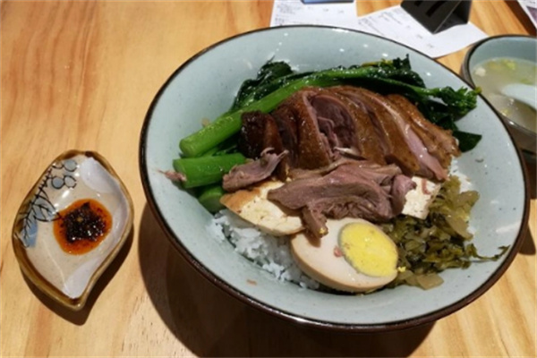 一介狮狮头鹅卤味饭