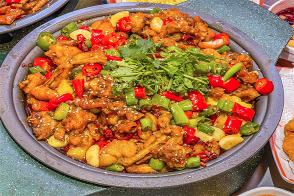 八两肥肠鸡煲火锅