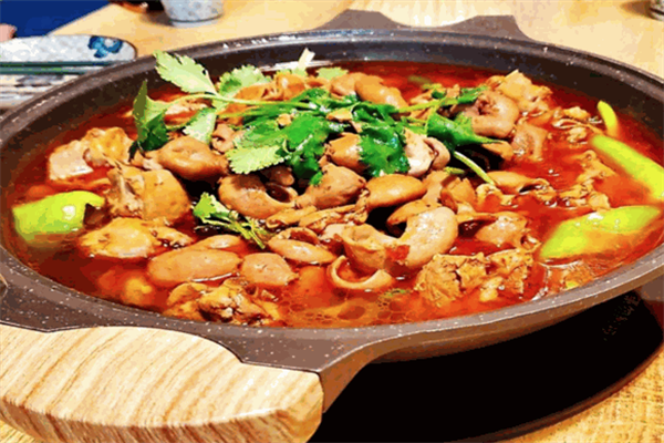 八两肥肠鸡煲火锅
