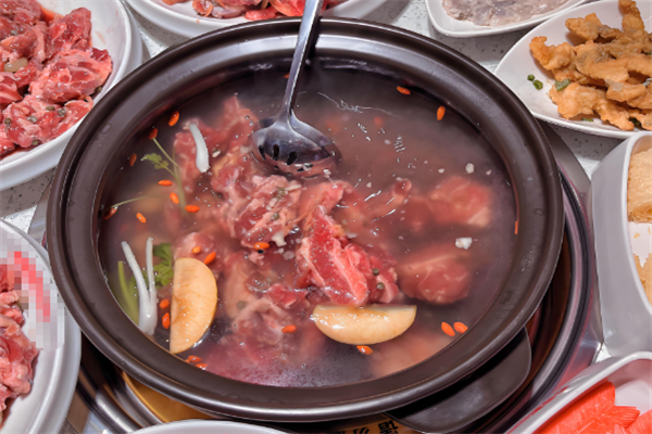 刀叉牛肉火锅店