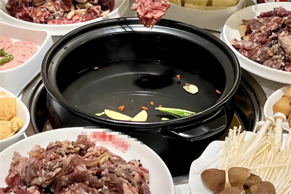 刀叉牛肉火锅店
