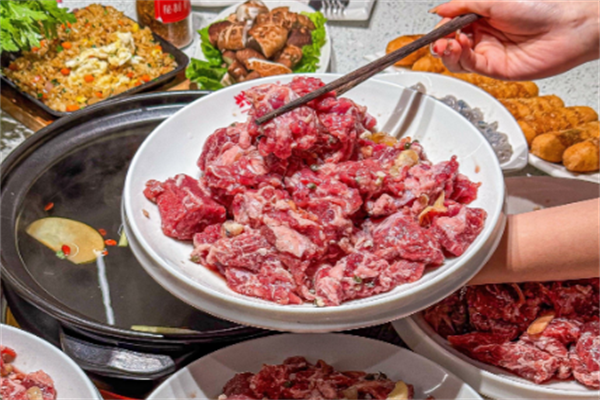 刀叉牛肉火锅店