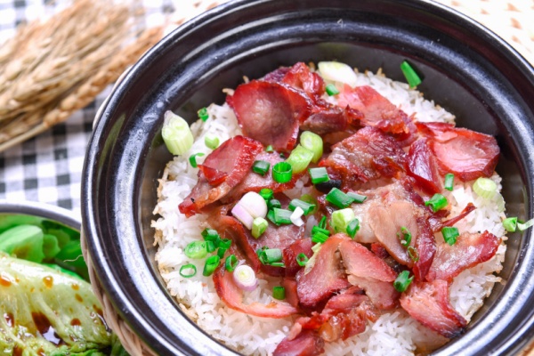 香她他煲仔饭 香她他煲仔饭