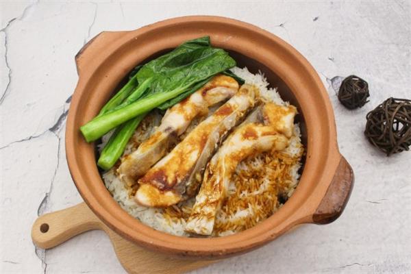 香香他她煲仔饭加盟