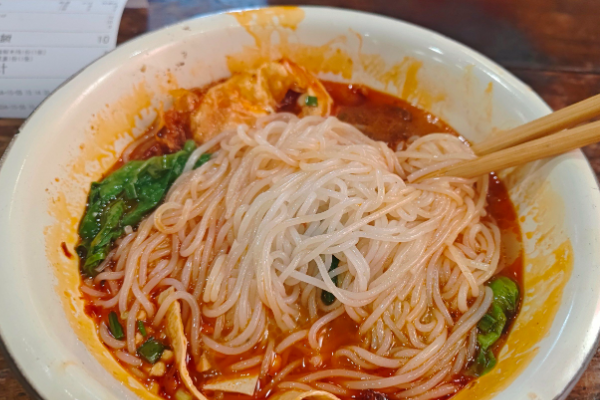 张爱笑泡椒米线