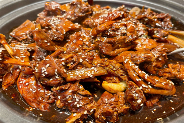 吖贵妃吮指黑鸭煲