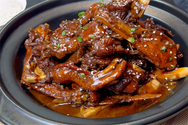 吖贵妃吮指黑鸭煲