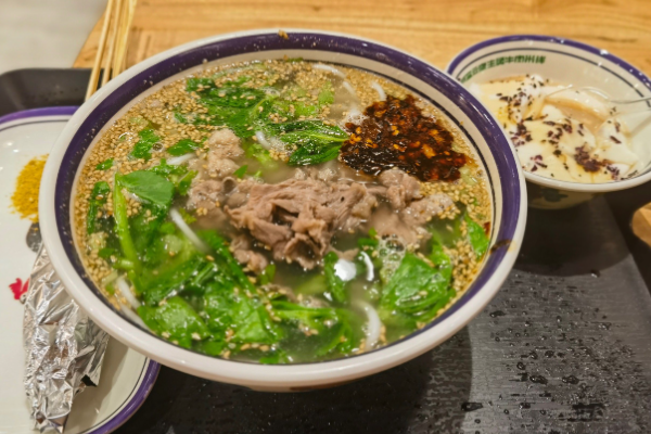 曹啦啦生烫牛肉米线 曹啦啦生烫牛肉米线