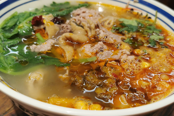 俏阿妮·云南生烫牛肉米线