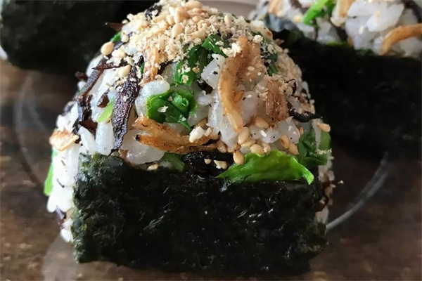 悠握饭团