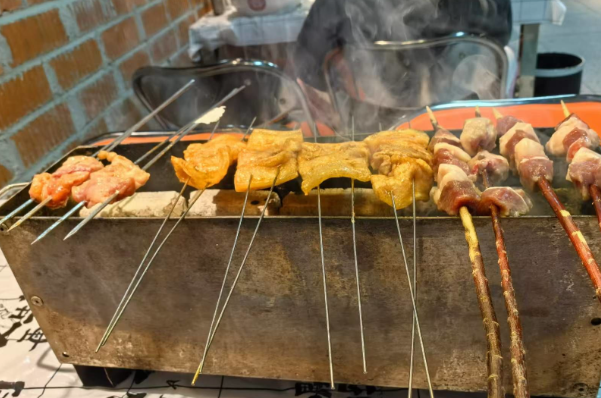 巷子口地摊烤肉 巷子口地摊烤肉