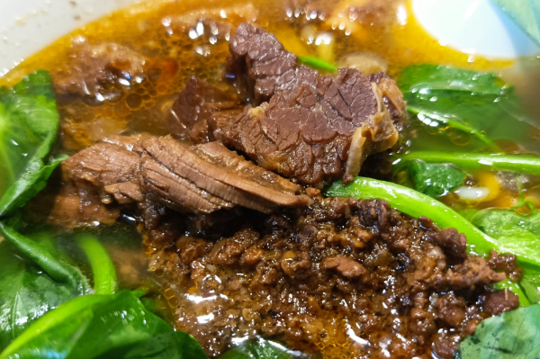 笑汐汐生烫牛肉米线