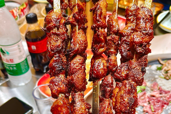 张家铺着地摊烤肉 张家铺着地摊烤肉