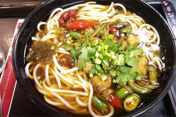 双手万能酸菜鱼米线