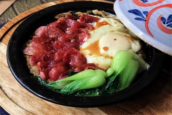 迎龙居煲仔饭 迎龙居煲仔饭