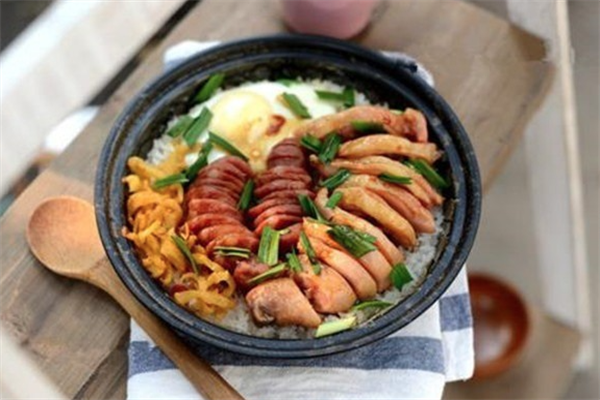 迎龙居煲仔饭 迎龙居煲仔饭