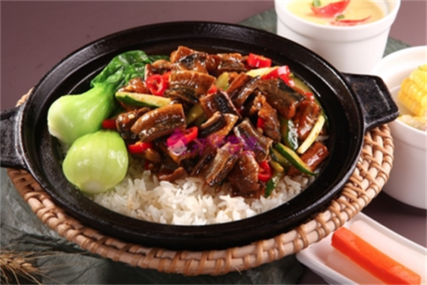 迎龙居煲仔饭 迎龙居煲仔饭