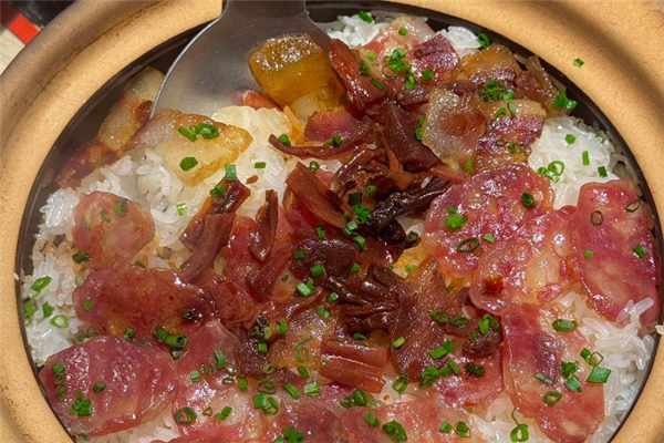 绿草原鲜牛肉煲仔饭