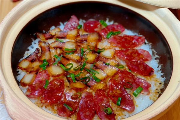 亿口香煲仔饭 亿口香煲仔饭