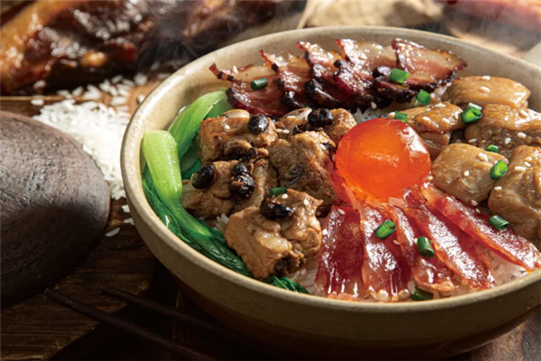 三个辣椒煲仔饭