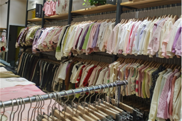 小熊嘀嗒童装特价店 小熊嘀嗒童装特价店