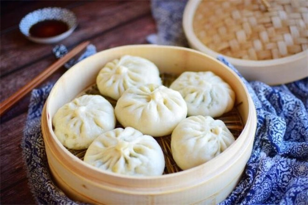 叼舌尖包子