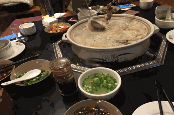 有盐味特色排骨汤锅