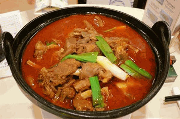 薪夏季热气羊肉火锅