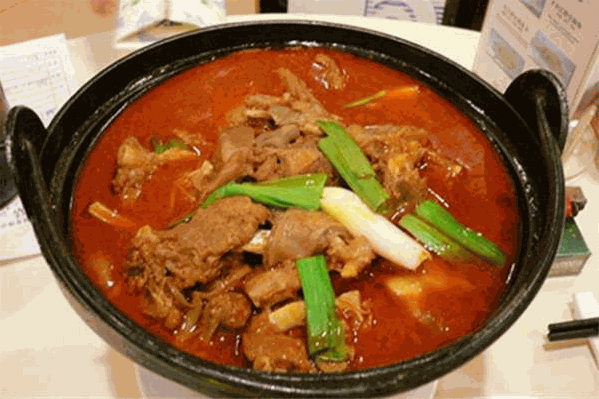 薪夏季热气羊肉火锅