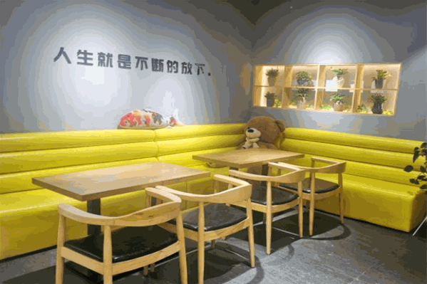 放下奶茶