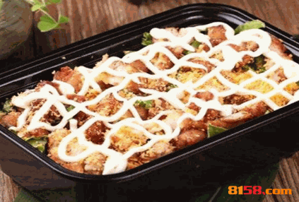 幸福的炸鸡沙拉饭