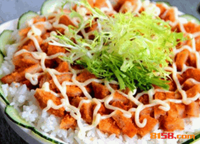 幸福的炸鸡沙拉饭